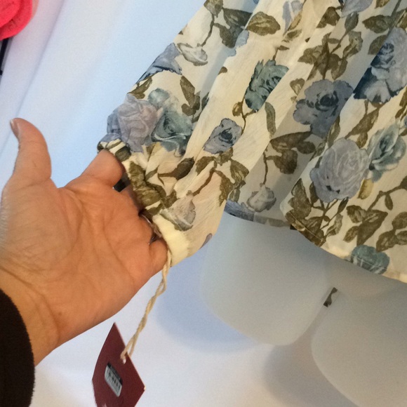 🆕Pretty Floral Top⭐️NWT-BLS#0018N - Picture 2 of 4